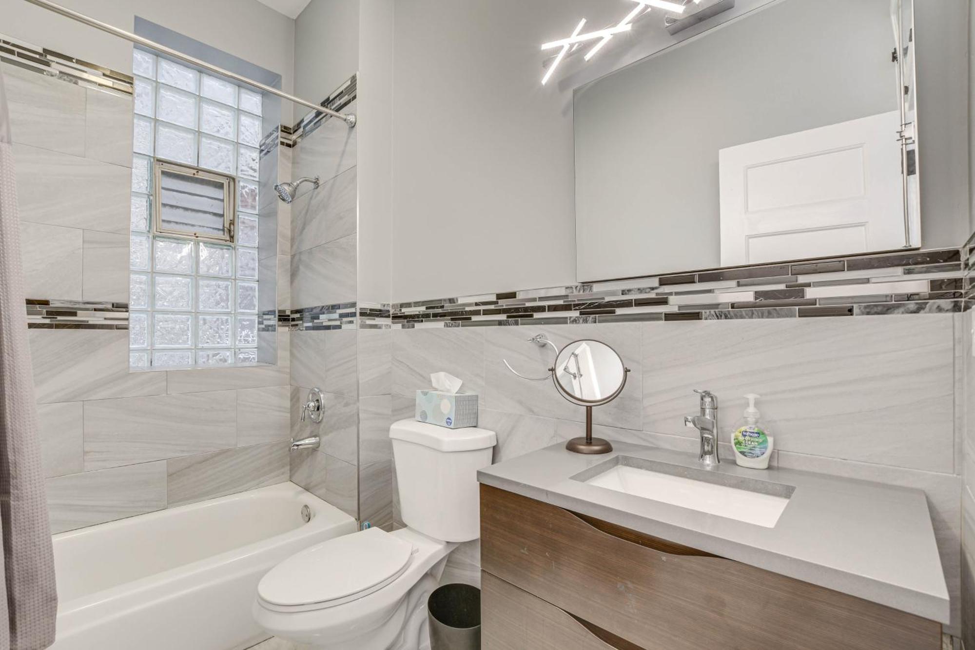 Spacious Condo With Deck About 3 Mi To Downtown Chicago! Екстериор снимка